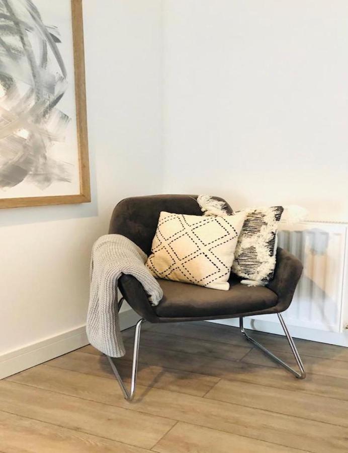 See Our Amazing Score At The Kepties - 5 X Luxurious Serviced Apartments - With Gardens - Fully Equipped - Free Parking - By Orion Short Stays - See Our Other Individual Listings --- This Is For Brand Awareness Only --- 아브로스 외부 사진