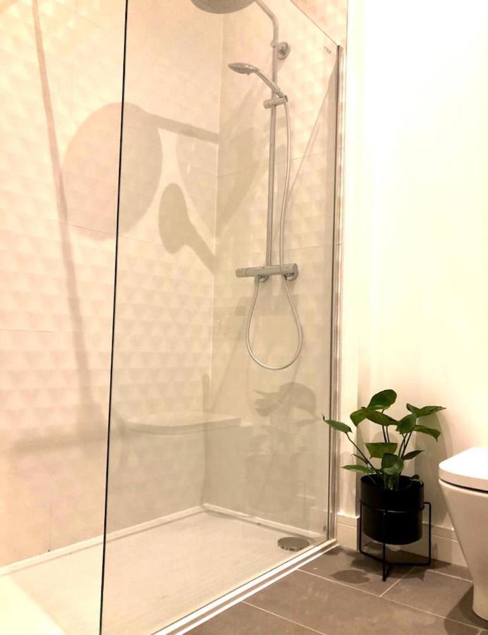 See Our Amazing Score At The Kepties - 5 X Luxurious Serviced Apartments - With Gardens - Fully Equipped - Free Parking - By Orion Short Stays - See Our Other Individual Listings --- This Is For Brand Awareness Only --- 아브로스 외부 사진