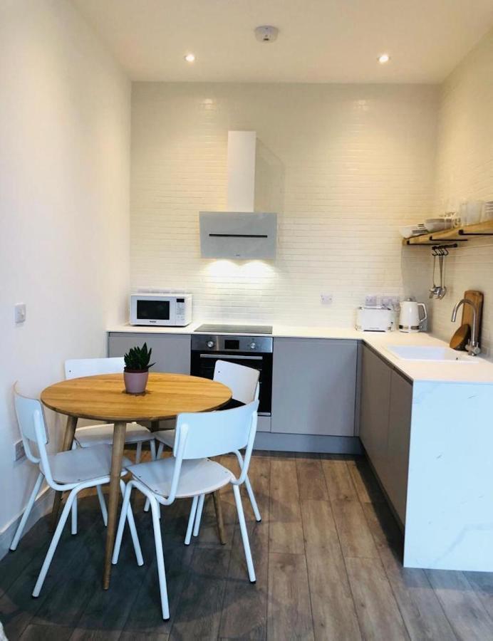 See Our Amazing Score At The Kepties - 5 X Luxurious Serviced Apartments - With Gardens - Fully Equipped - Free Parking - By Orion Short Stays - See Our Other Individual Listings --- This Is For Brand Awareness Only --- 아브로스 외부 사진