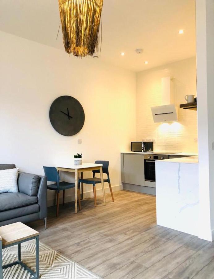 See Our Amazing Score At The Kepties - 5 X Luxurious Serviced Apartments - With Gardens - Fully Equipped - Free Parking - By Orion Short Stays - See Our Other Individual Listings --- This Is For Brand Awareness Only --- 아브로스 외부 사진